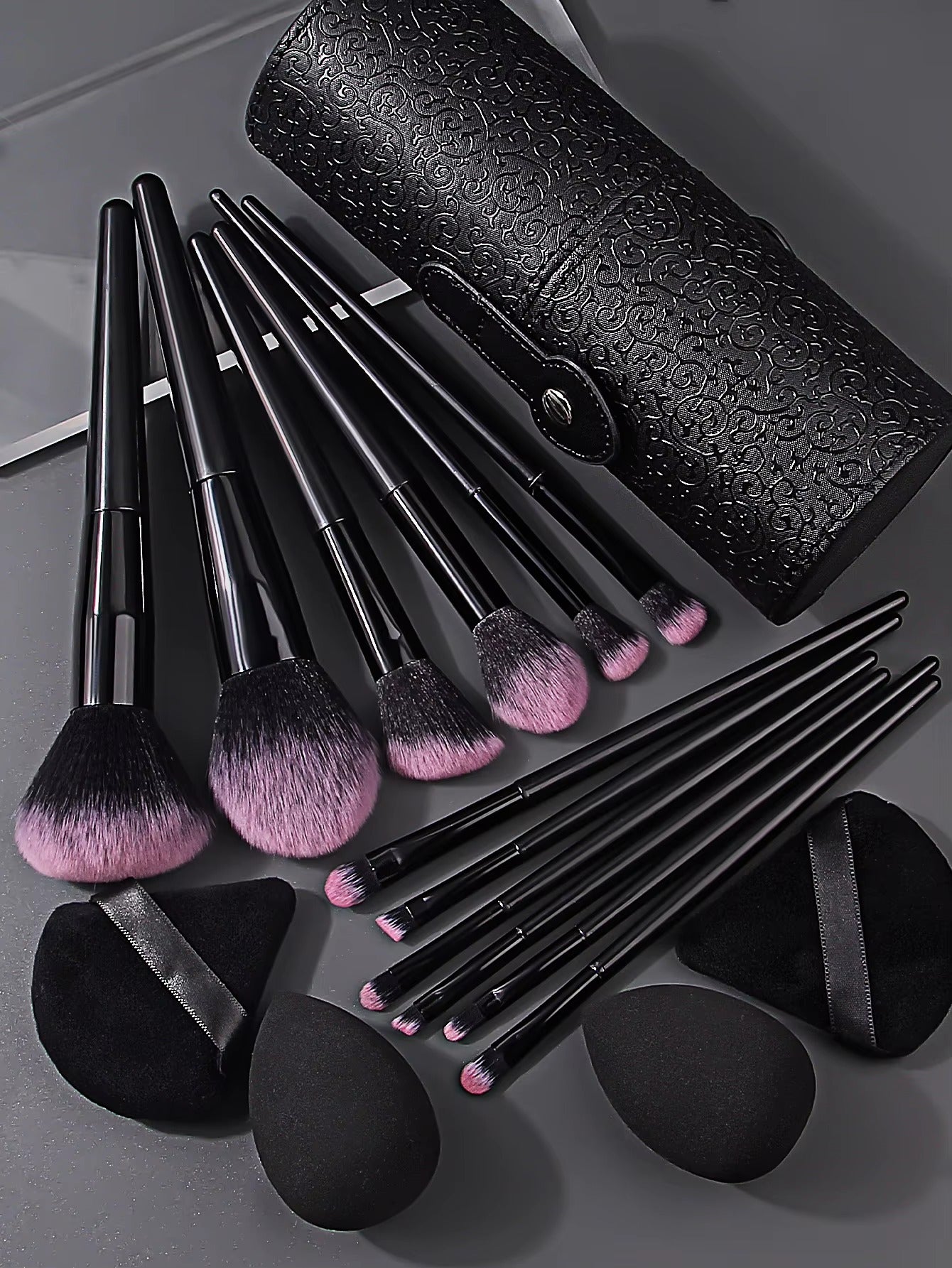 17 pieces makeup tools set -  12 face makeup brush set and 4 Makeup Sponges with 1 bucket storage