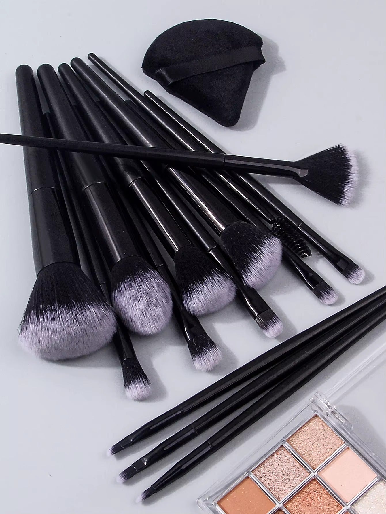 14 pieces of high-quality multi-purpose facial makeup brushes +2 soft triangular powder puffs +1 portable storage bucket